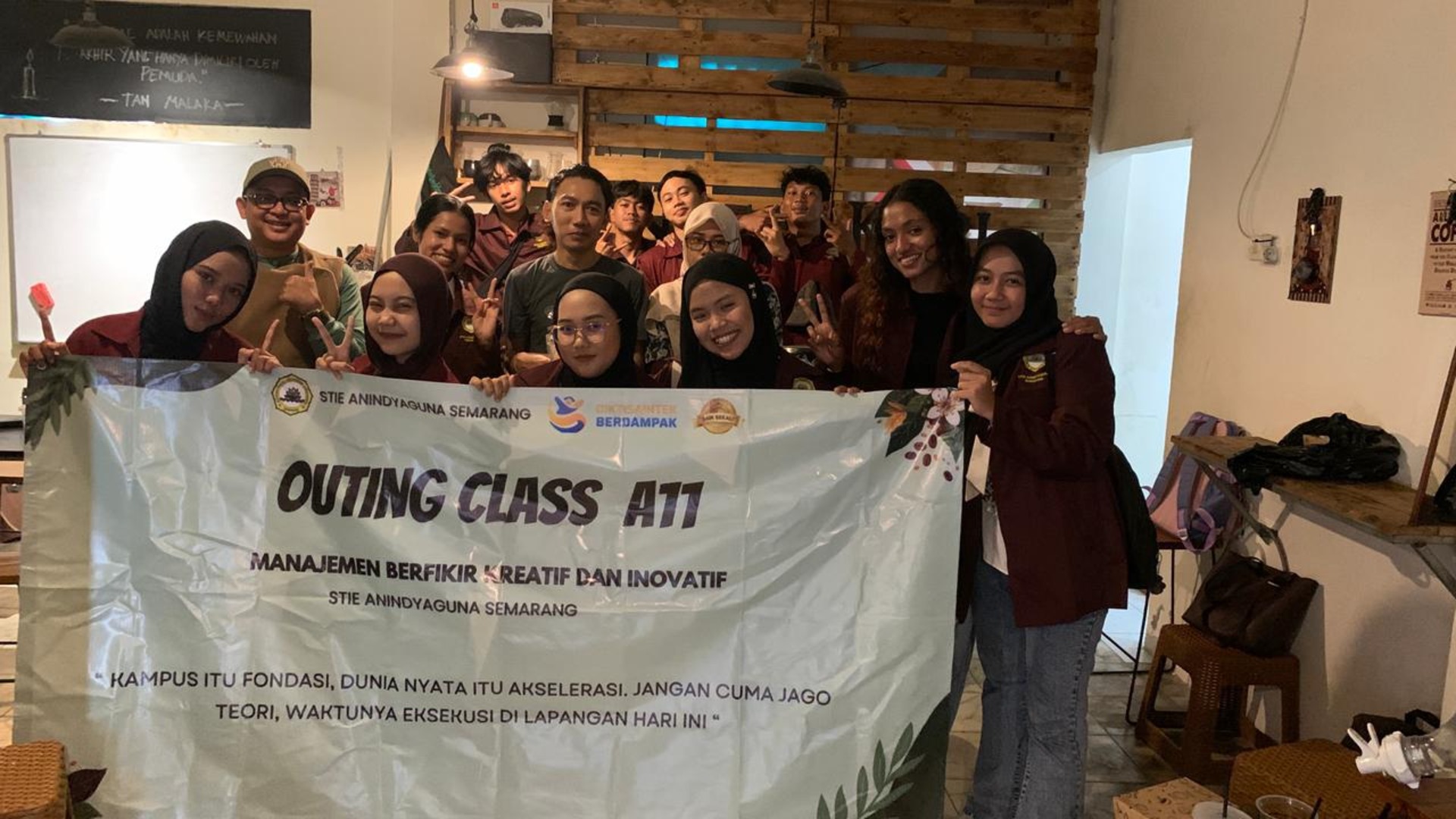 Mahasiswa melakukan kunjungan UMKM